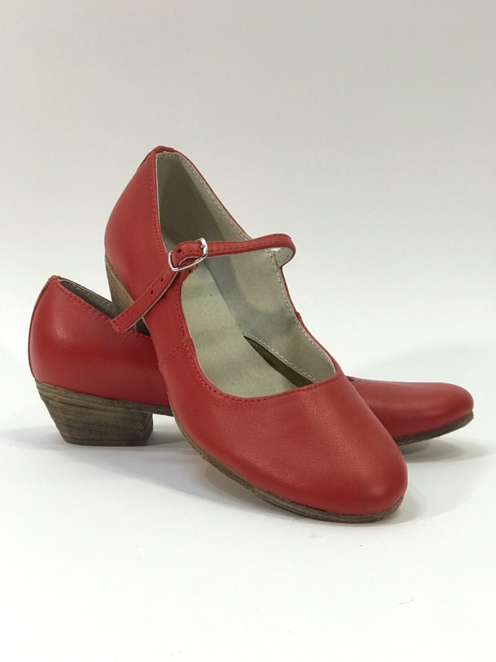 Джайв челябинск каталог. Красные туфли. Красные танцевальные туфли. Туфли для народных танцев. Туфли для народных танцев красные.